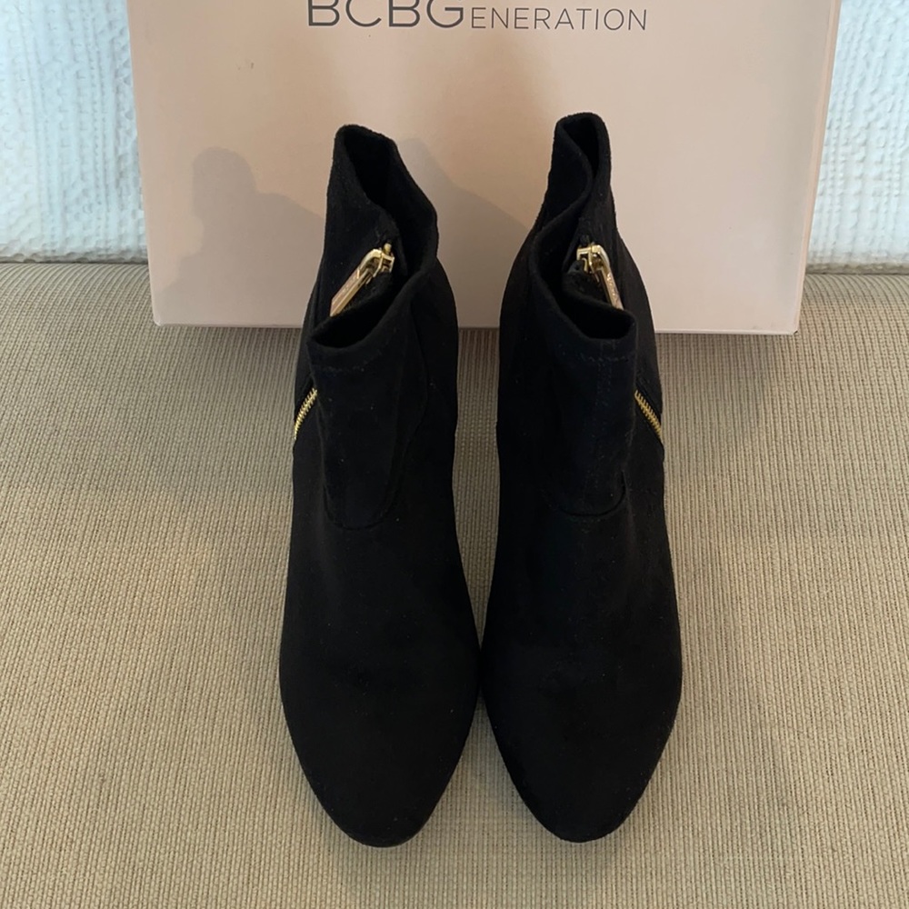 Black BCBG boots with gold side zippers. Good condition.